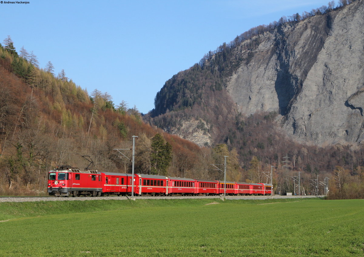 612 mit dem RE 1356 (Samedan-Disentis/Mustér) bei Malans 31.3.19