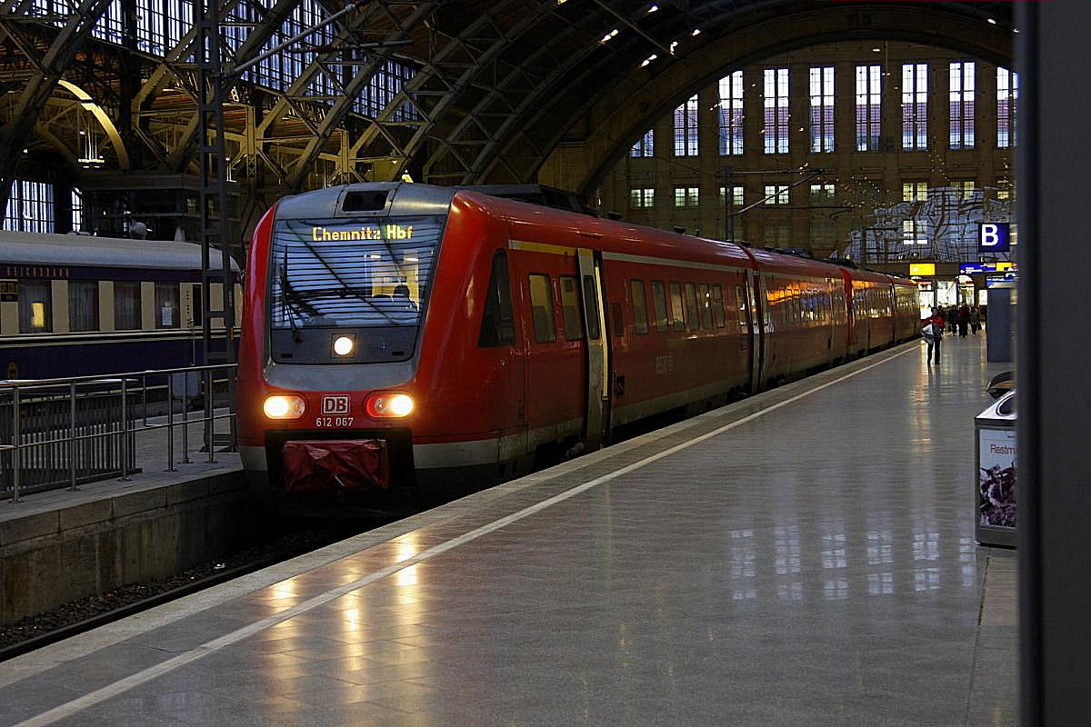 612067 RE nach Chemnitz steht am 18.02.2014 um 17.11 Uhr im Hauptbahnhof Leipzig.