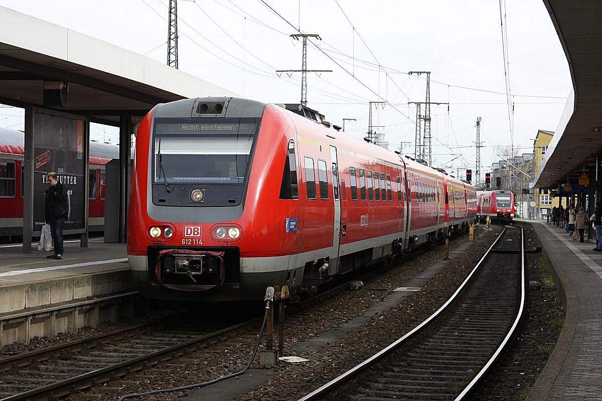 612114 fährt am 18.2.2014 um 12.27 Uhr in den Hauptbahnhof Nürnberg ein.