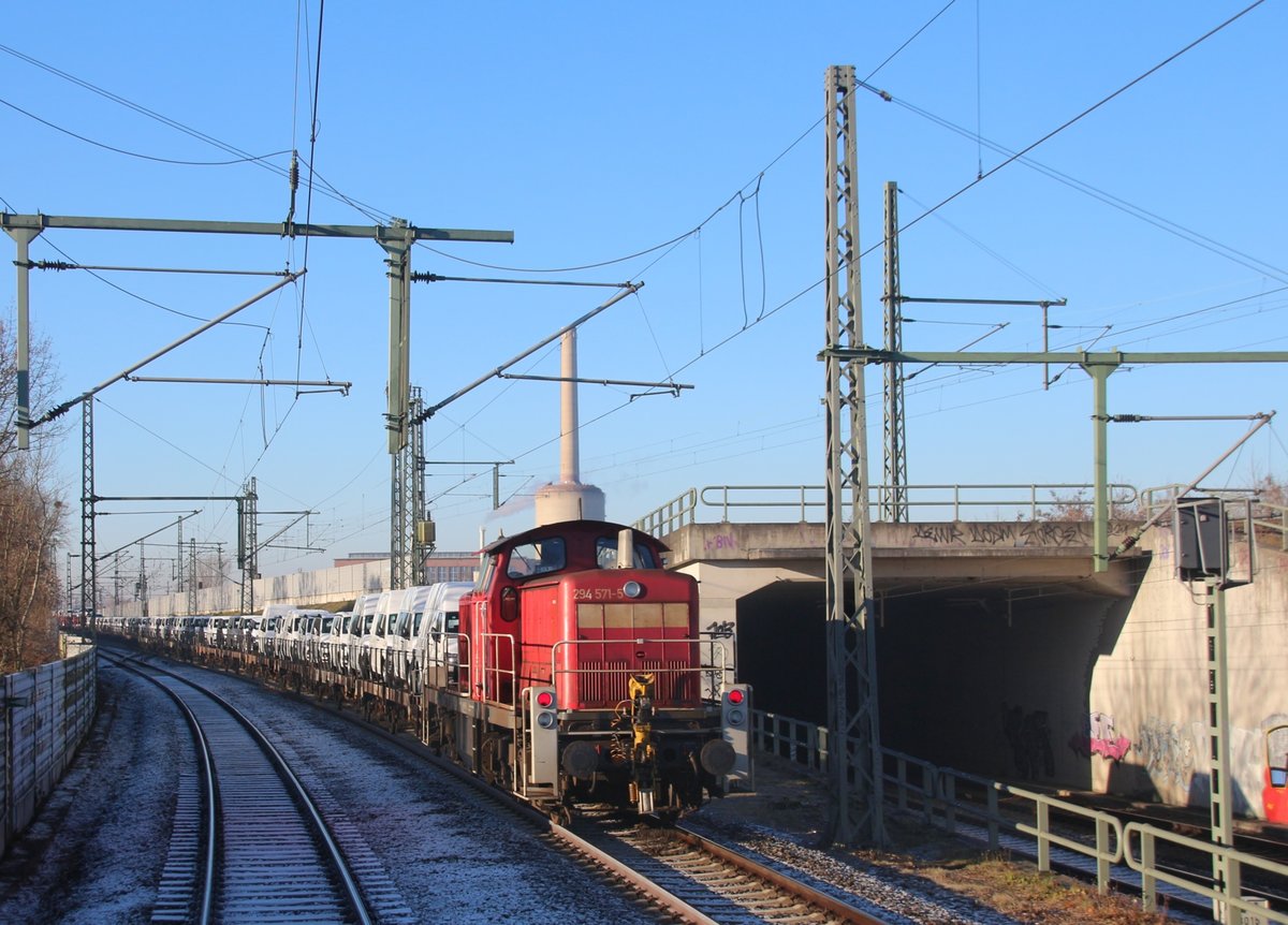 6.12.2016 Hannover Nordstadt. 294 571 schiebt Autozug (294 957 Zuglok) Richtung Seelze. (Aus dem letzten IC Wagen aufgenommen)