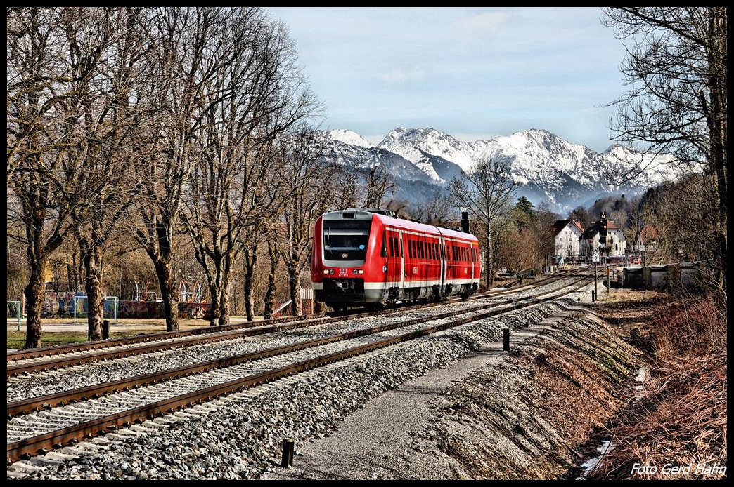612573 verlässt hier vor der herrlichen Alpenkulisse Immenstadt am 20.3.2017 um 14.48 Uhr in Richtung Oberstaufen.