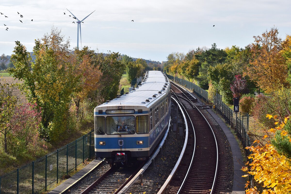6139 der Baureihe A erreicht in Kürze die Haltestelle Garching Hochbrück.

Garching 23.10.2021