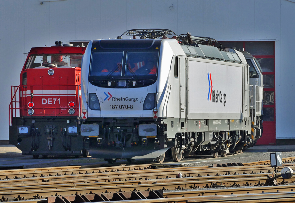 6187 070-8 von RheinCargo vor der HGK-Werkstatt in Brühl-Vochem - 14.02.2017