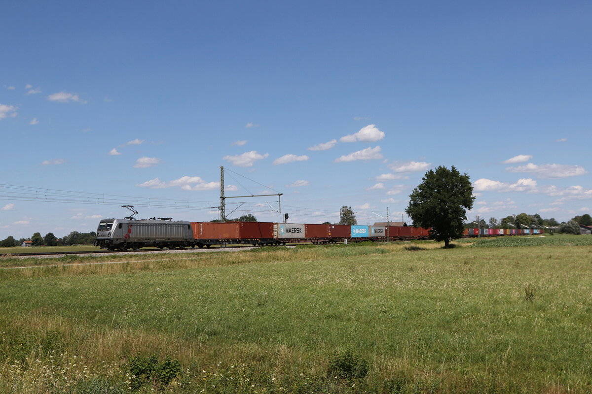 6187 505 von  AKIEM  war mit einem Containerzug am 4. Juli 2026 bei �bersee am Chiemsee auf dem Weg nach M�nchen.