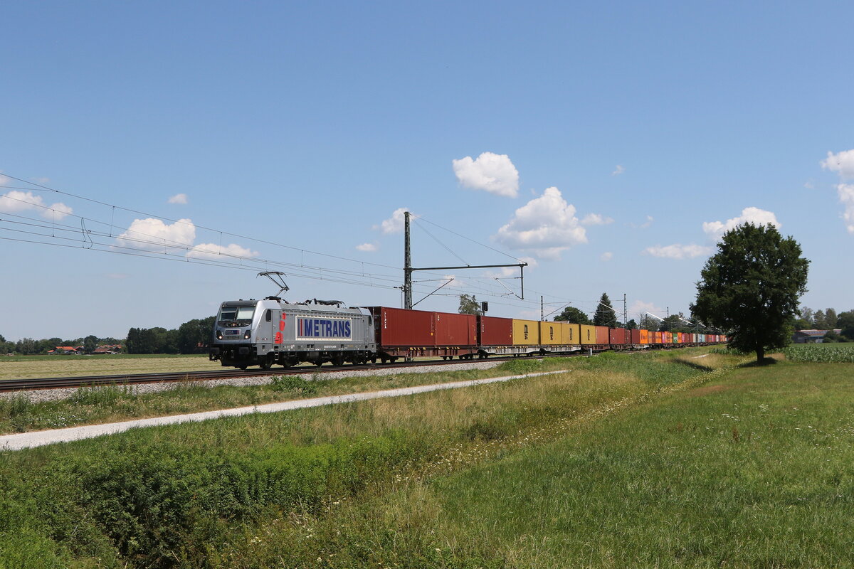 6187 507 von  METRANS  war am 4. Juli 2026 mit einem Containerzug bei �bersee am Chiemsee auf dem Weg nach M�nchen.