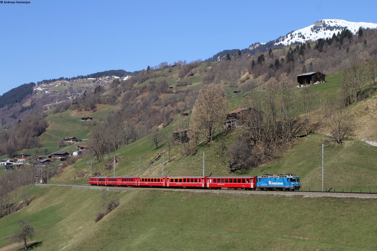 619 mit dem RE 1337 (Disentis/Mustér-Samedan) bei Saas 31.3.19