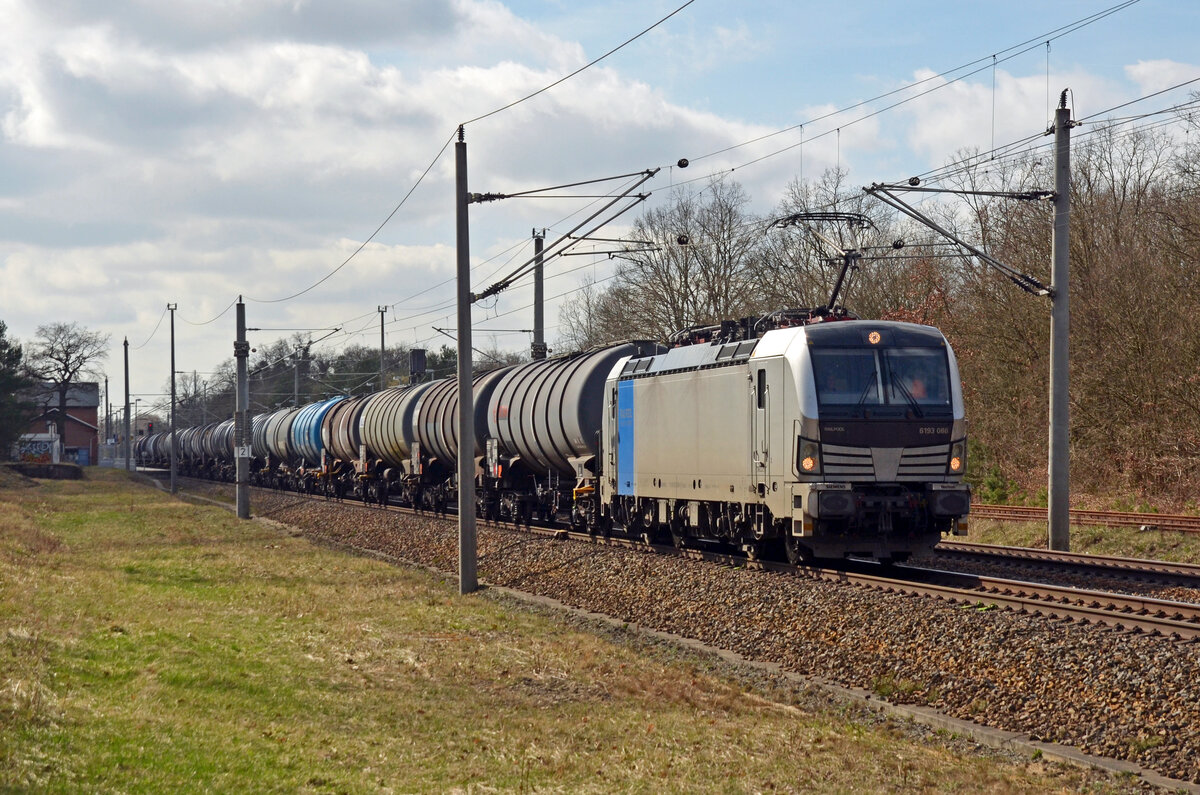 6193 086 der Railpool führte am 17.03.24 einen Kesselwagenzug durch Burgkemnitz Richtung Wittenberg.