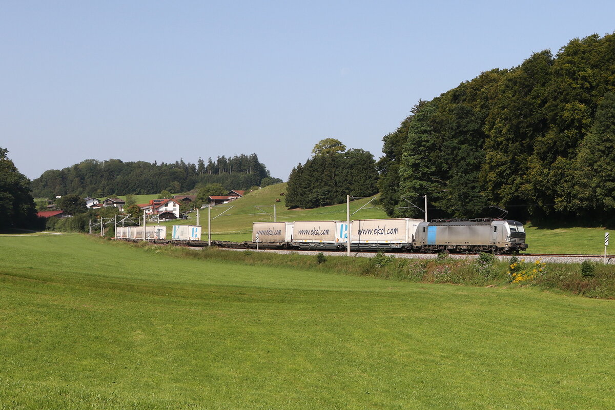 6193 116 mit einem  EKOL-KLV  aus München kommend am 13. August 2025 bei Axdorf im Chiemgau.