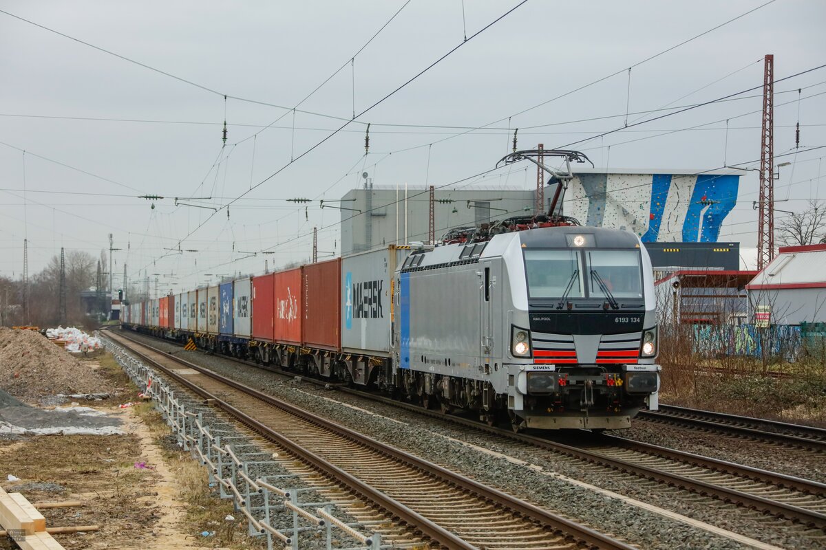6193 134 Railpool Vectron mit Containerzug in Hilden, Januar 2024.