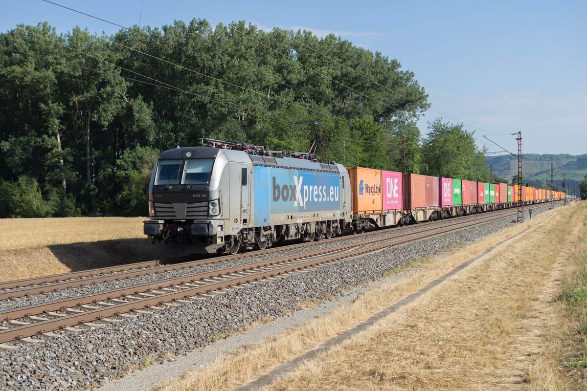 6193 136-9 ist mit seinem Containerzug in Richtung Süden unterwegs,10.07.2025 bei Retzbach-Z.
