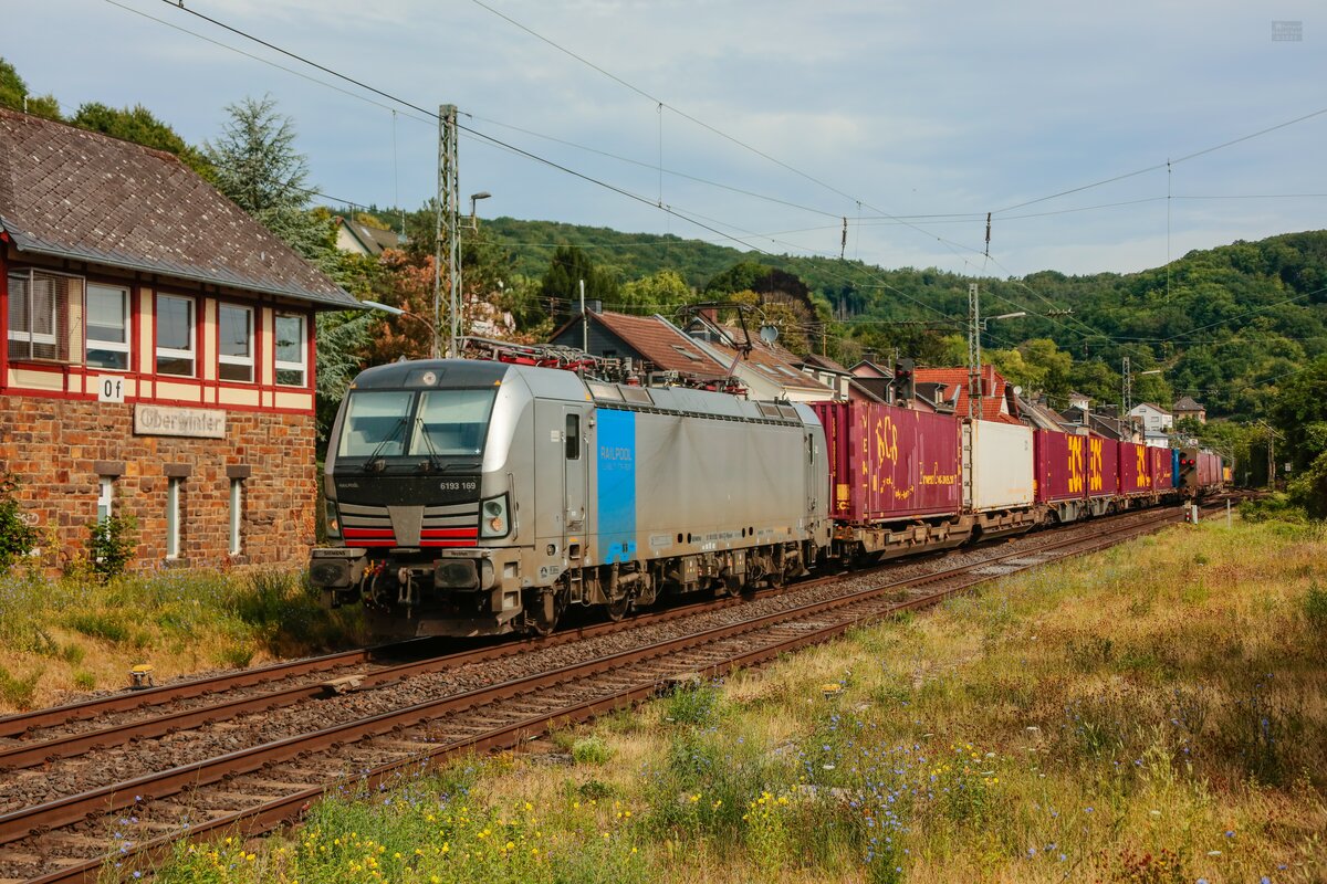 6193 169 Railpool mit Containerzug in Oberwinter, Juli 2025.