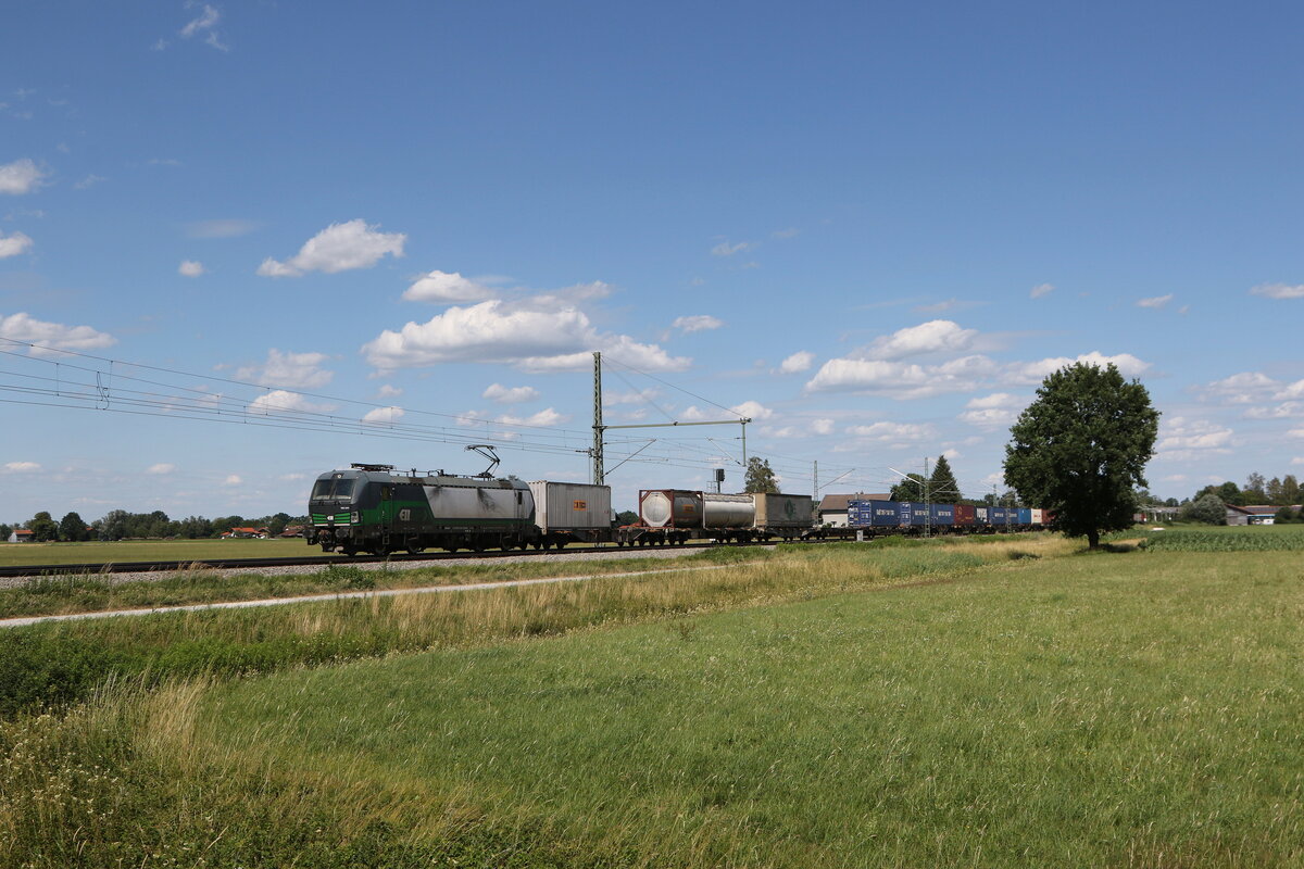 6193 244 von  ELL  mit einem  KLV  aus Salzburg kommend am 4. Juli 2026 bei �bersee am Chiemsee.