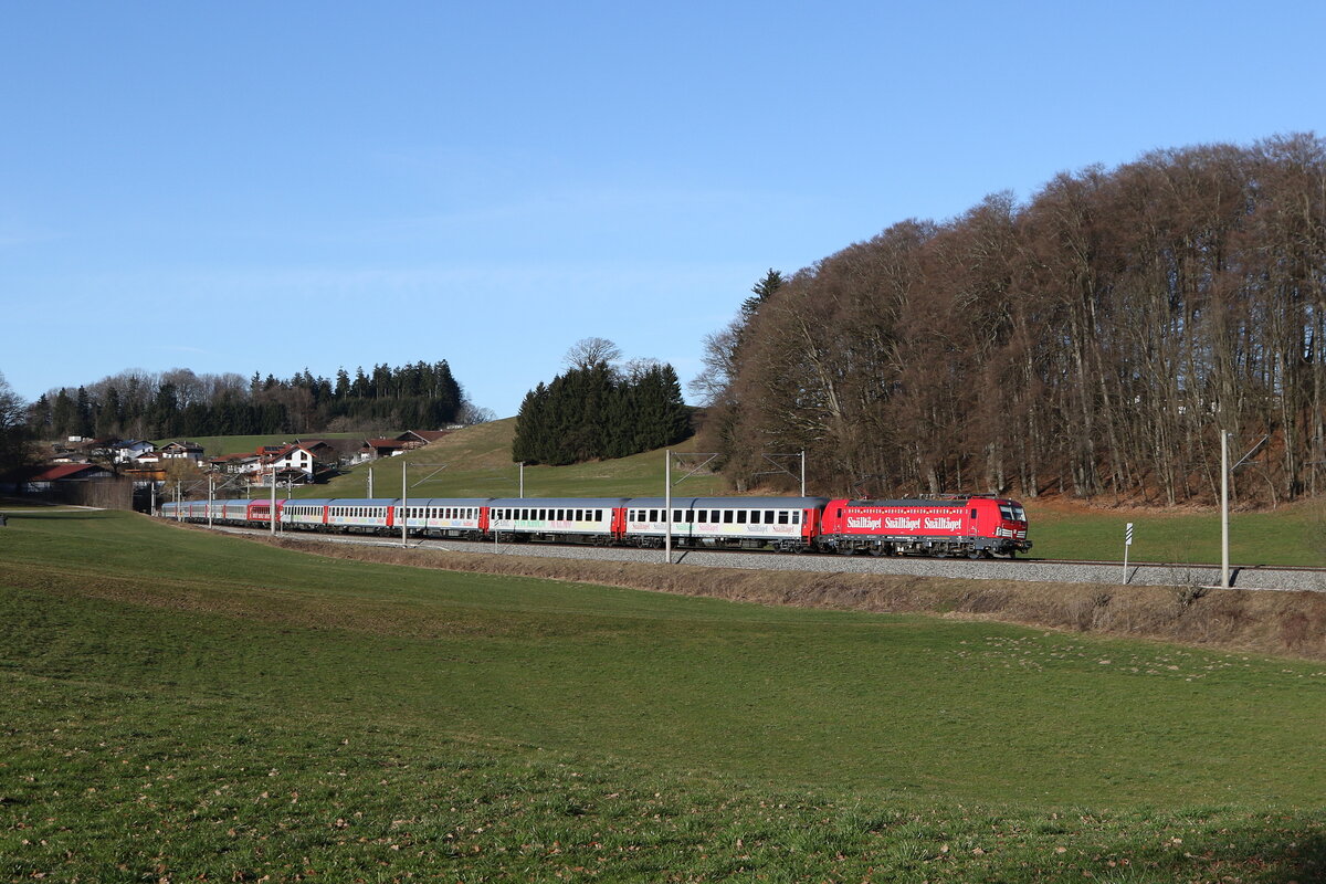 6193 423 war am 28. Februar 2026 mit dem  Snälltaget-Skizug  bei Axdorf im Chiemgau in Richtung Salzburg unterwegs.