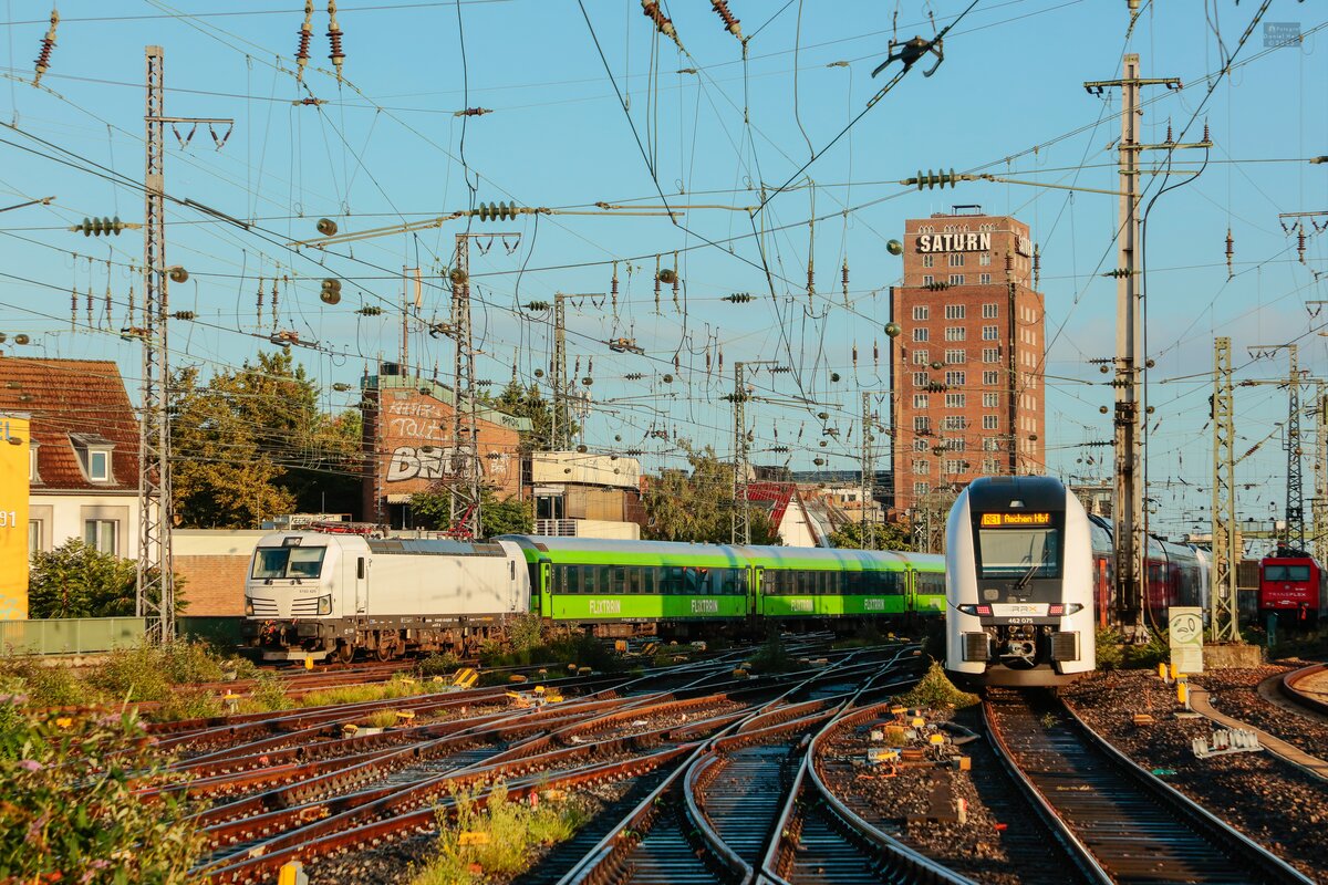 6193 425 mit Flixtrain bei der Einfahrt in Köln Hbf & rechts RRX 462 075 als RE1 aus Köln Hbf, September 2025.
