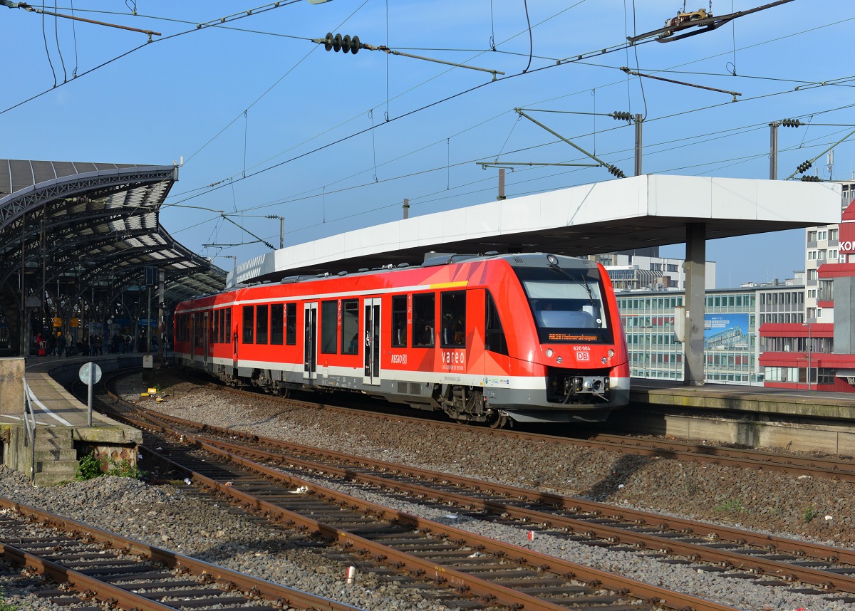 620 004 als RB 25 nach Meinerzhagen am 22.11.2014 bei der Ausfahrt in Köln Hbf. 