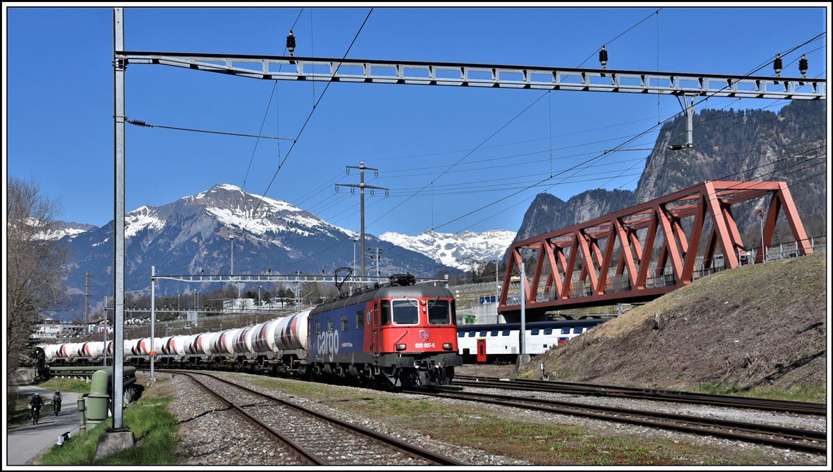 620 007-5  Wattwil  bringt einen leeren Zementzug nach Untervaz und übergibt ihn im Übergabebahnhof der Holcim Zementwerke.Im Hintergrund die RhB Brücke über die SBB Stammstrecke und der Vilan 2376m. (24.03.2020)