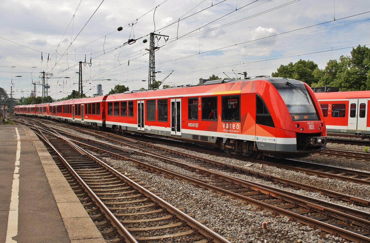 620 010-8 fährt am 3.7.2017 als RB24 (RB11429)  Eifel-Bahn  nach Kall zusammen mit 620 548-7 als RB24 (RB11429)  Eifel-Bahn  nach Gerolstein aus Köln Messe/Deutz aus.
