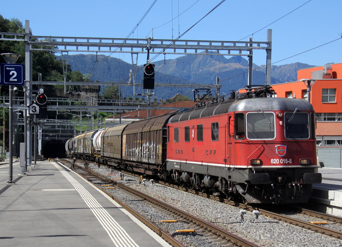 620 015-8 von SBB kommt aus dem Tunnel mit einem gemischten Güterzug aus Italien nach Basel(CH) und fährt durch den Bahnhof von Bellinzona(CH) in Richtung  Gotthardtunnl. Aufgenommen vom Bahnsteig 3 in Bellinzona(CH). 
Bei Sommerwetter am Vormittag vom 29.7.2019.