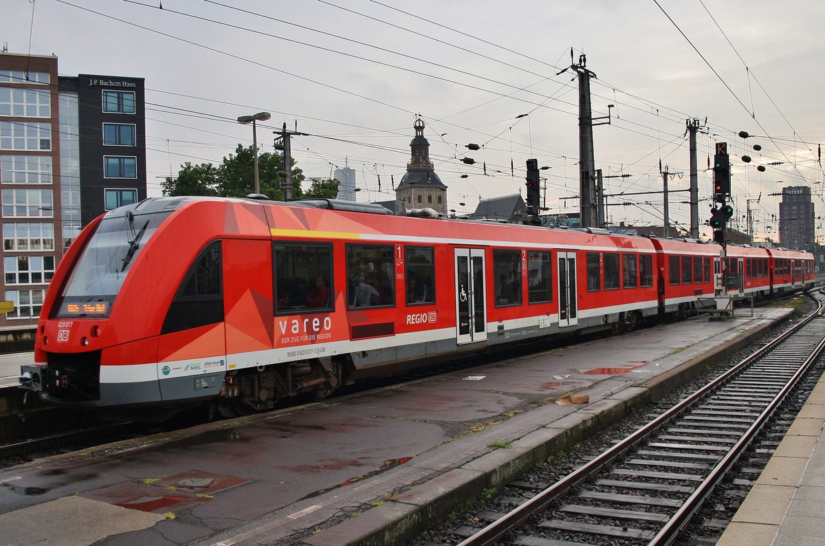 620 017-3 fährt am 1.7.2017 als RE22 (RB11447)  Eifel-Express  von Köln Messe/Deutz nach Philippsheim aus dem Kölner Hauptbahnhof aus.