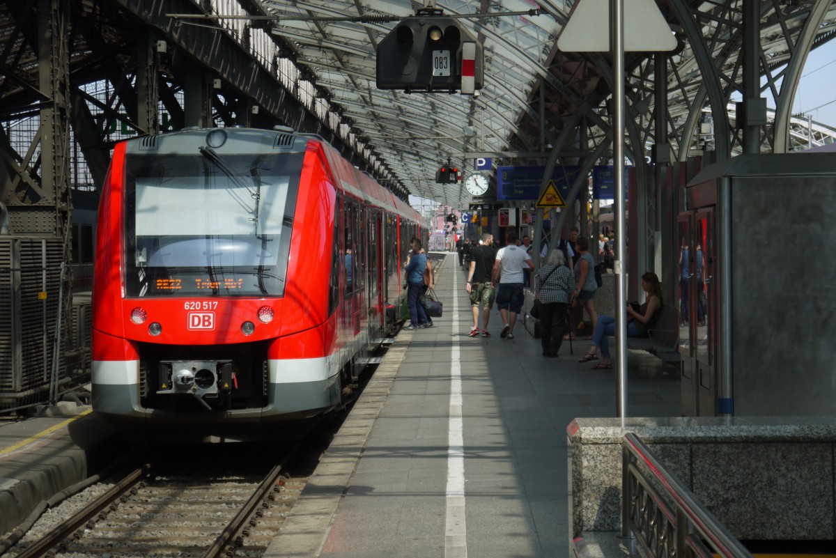 620 017 als RE 22 nach Trier, Köln Hbf, 1.7.15.