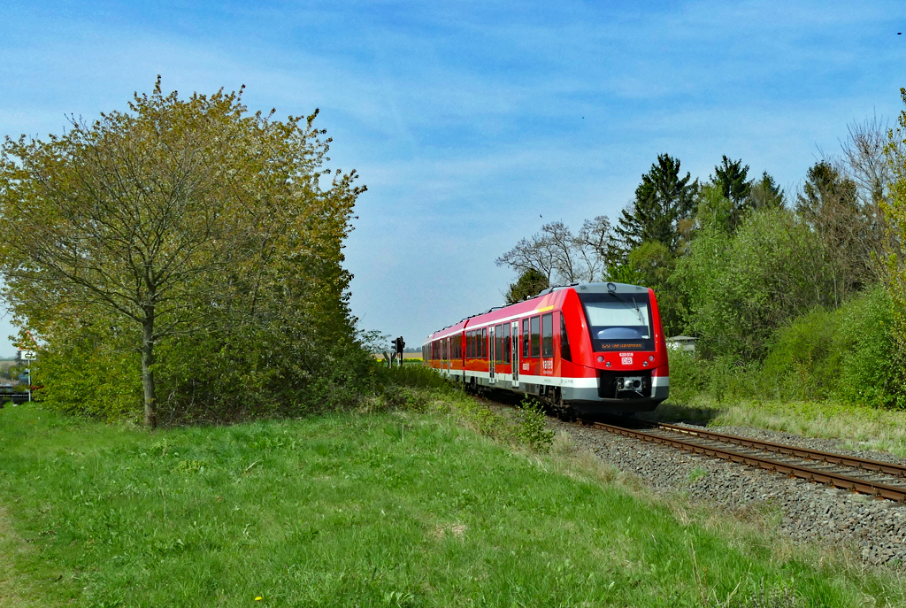 620 018 RB30 von Bonn nach Bad Münstereifel zwischen viel  Grün  bei Rheinbach - 20.04.2017