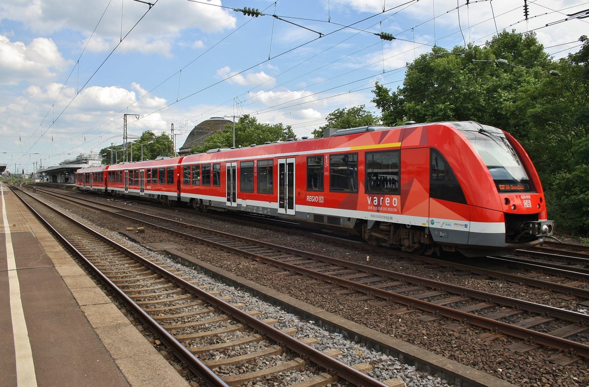 620 019-9 fährt am 3.7.2017 als RB38 (RB11819)  Erftbahn  von Düsseldorf Hauptbahnhof nach Köln Messe/Deutz in den Zielbahnhof ein.