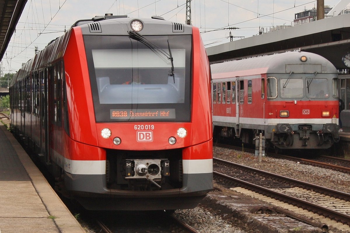 620 019-9 trifft am 3.7.2017 als RB38 (RB11824)  Erftbahn  von Köln Messe/Deutz nach Düsseldorf Hauptbahnhof in Köln Messe/Deutz auf den RE8 (RE10838)  Rhein-Erft-Express  von Köln Messe/Deutz nach Kaldenkirchen mit 111 037-8.