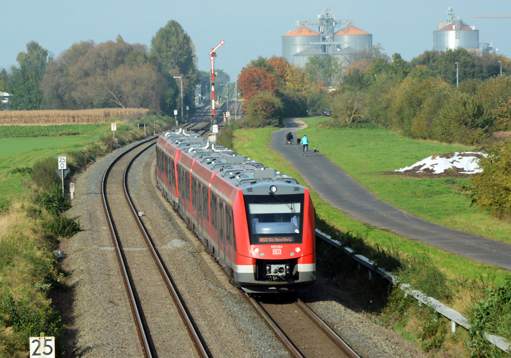 620 024 nach Köln kurz vor Derkum. 27.10.2014 
Diese LINT-Züge ernten massive Kritik der Bahnbenutzer. Fast 70 Zugausfälle in 25 Tagen (Strecken Köln-Trier und Bonn-Bad Münstereifel). Die meisten wünschen sich wieder die  Talent-Garnituren  zurück. 