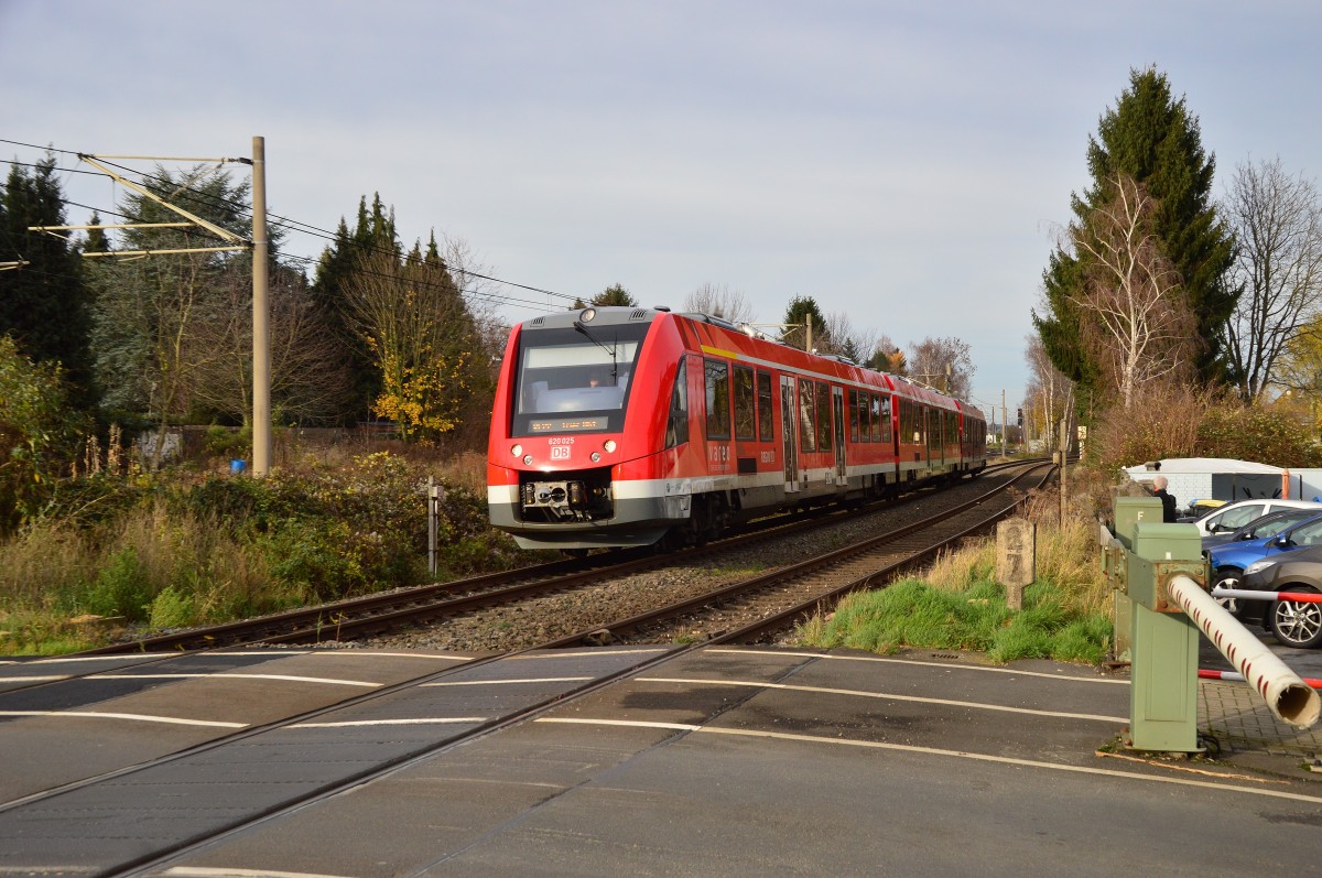 620 025 auf der Eifelbahn in Fischenich gen Euskirchen fahren am Bahnübergang Schmitterstraße. 5.12.2015