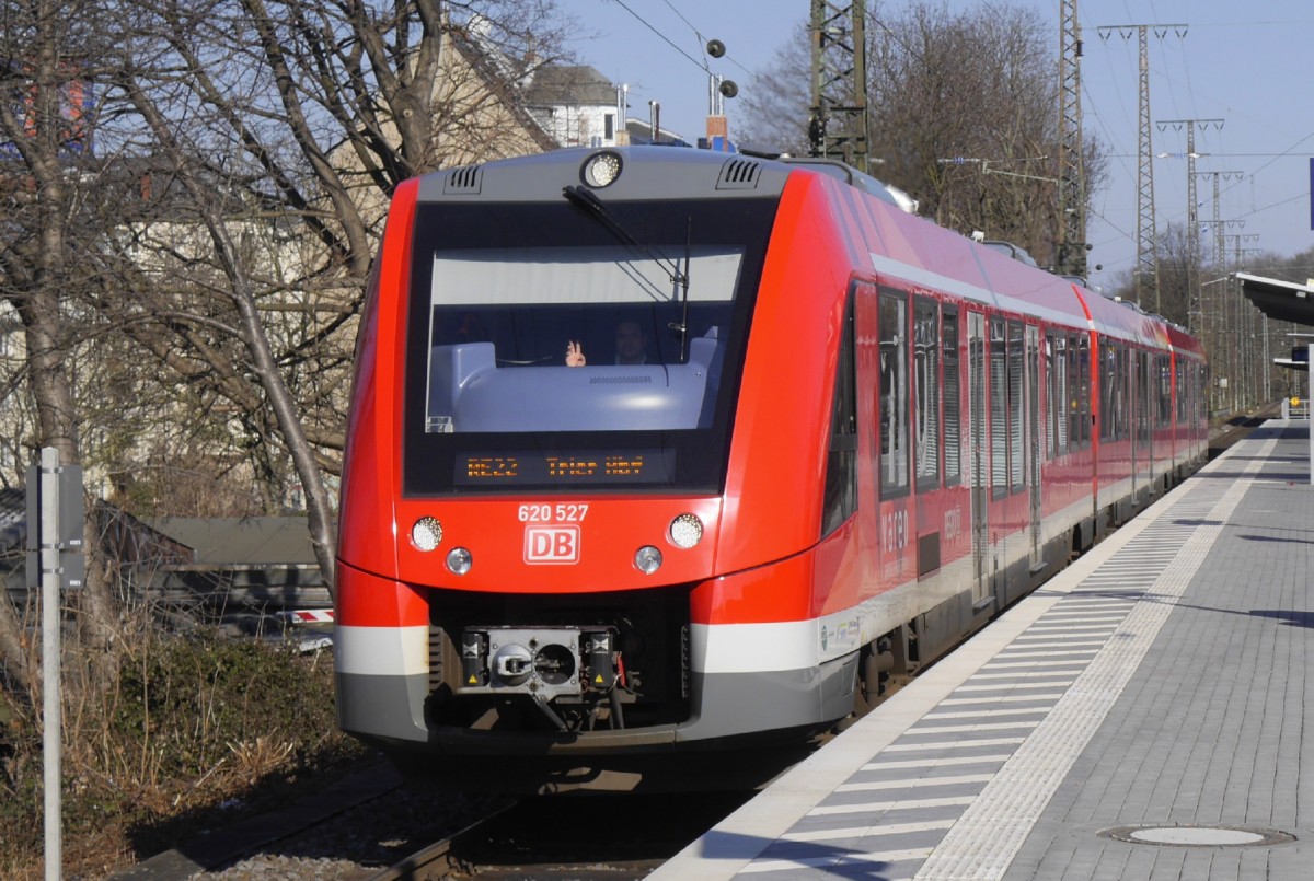 620 027 auf dem Weg nach Trier in Köln West. Gru0 zurück an den freundlichen Tf. Aufnahme vom 27.2.16.