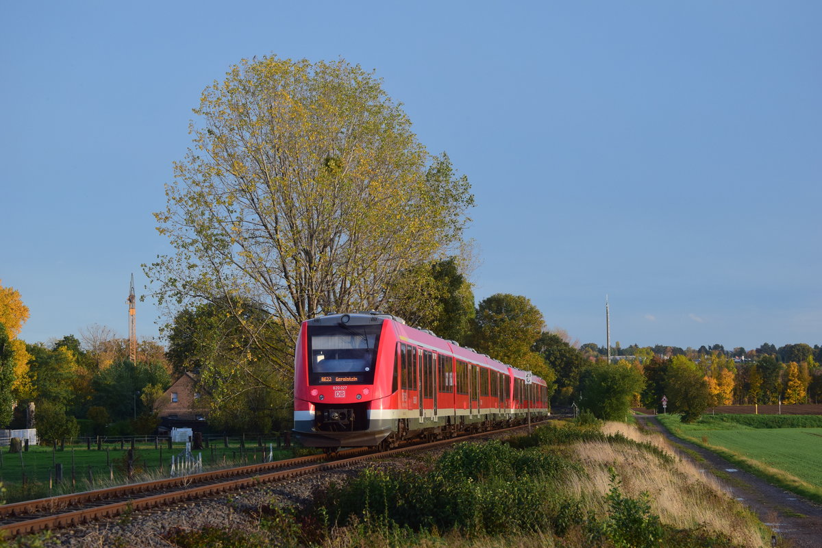 620 027 fährt am letzten Tag des Umleiterverkehrs über die Bördebahn. Anlass dafür sind Bauarbeiten für das künftige ESTW in Köln West und Köln Süd. Gefahren wird ab Köln Hbf über Horrem nach Düren, dort gehts auf die Bördebahn nach Euskirchen. Durch die Umleiter muss die RB28 einige Fahrten kürzen.

Zülpich 23.10.2020