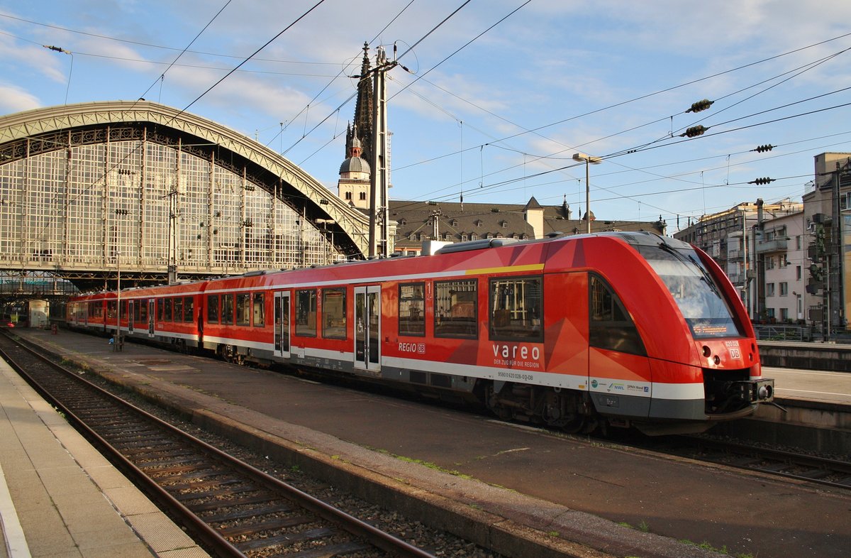 620 028-0 macht sich am Abend 3.7.2017 als RB24 (RB11447)  Eifel-Bahn  von Köln Messe/Deutz nach Philippsheim im Kölner Hauptbahnhof auf den Weg.