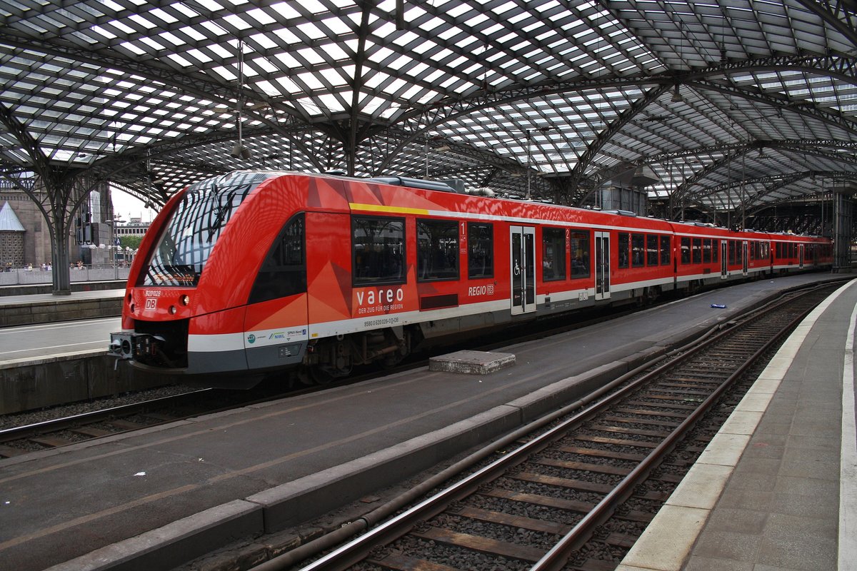 620 028-0 macht sich am 16.8.2017 als RB24 (RB91842)  Eifel-Bahn  von Erftstadt nach Köln Messe/Deutz im Kölner Hauptbahnhof auf den Weg.