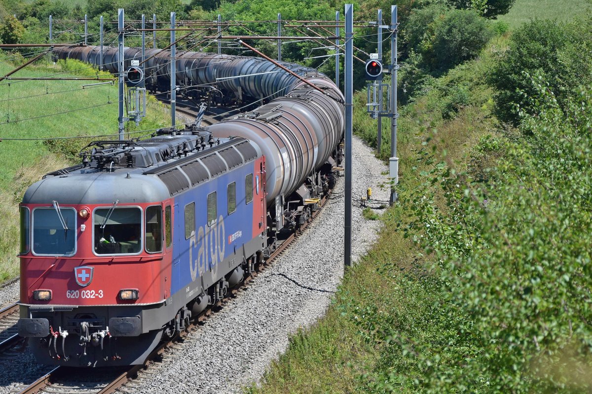 620 032-3  Däniken  ist mit einem Kesselzug bei Niederbipp unterwegs, aufgenommen am 08.08.2019.