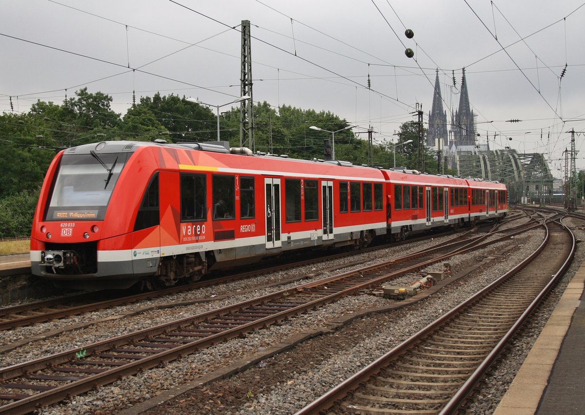 620 033-0 verlässt am 2.7.2017 als RE22 (RE11347)  Eifel-Express  nach Philippsheim den Bahnhof Köln Messe/Deutz.