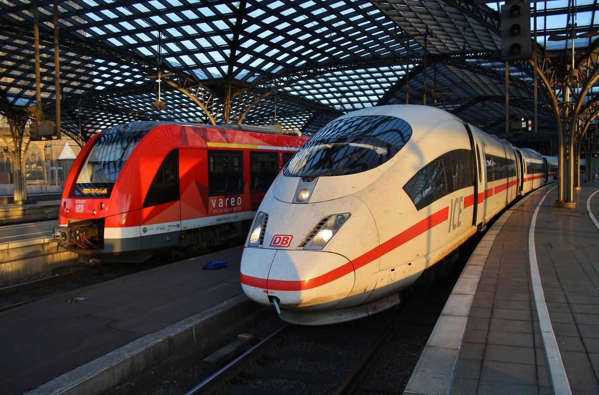 620 037-1 trifft am Morgen des 19.8.2017 als RB24 (RB91797)  Eifel-Bahn  von Köln Messe/Deutz nach Erftstadt im Kölner Hauptbahnhof auf 403 521-8  Krefeld  als ICE101 nach Karlsruhe Hauptbahnhof.