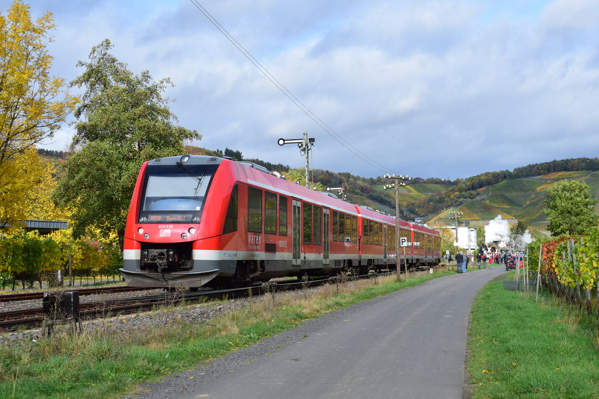 620 039 als Nachschuss bei der Einfahrt in Dernau. Dort wartet schon die 78 468 auf der Fahrt nach Kreuzberg.

Dernau 24.10.2020