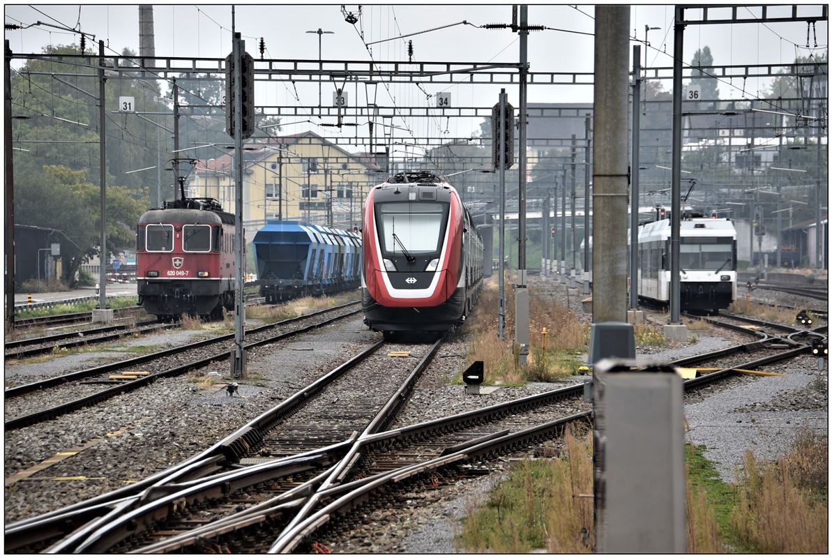 620 049-7  Aarberg  holt den zweiten Teil des Kieszuges für das Mischgutwerk Meggenhus Mörschwil, der Twindexx ist auf Probefahrt und die GTW Thurbo warten auf den nächsten Einsatz. (09.10.2018)