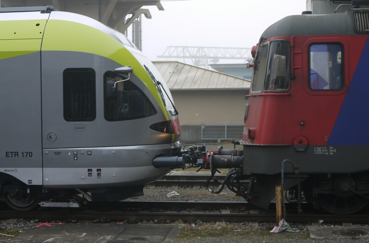 620 051-3 von SBB-Cargo hat sich mittels einer aufgesteckten Scharfenberg-Kupplung vor den fabrikneuen ETR 170 der Sdtirolbahn gesetzt, um ihn Richtung Italien zu befrdern (Konstanz, 17.12.13).