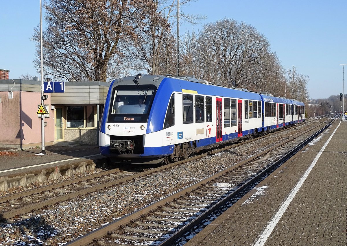620 176 (VT176) der BRB am 03.12.20 bei der Einfahrt in den Bahnhof Kaufbeuren.