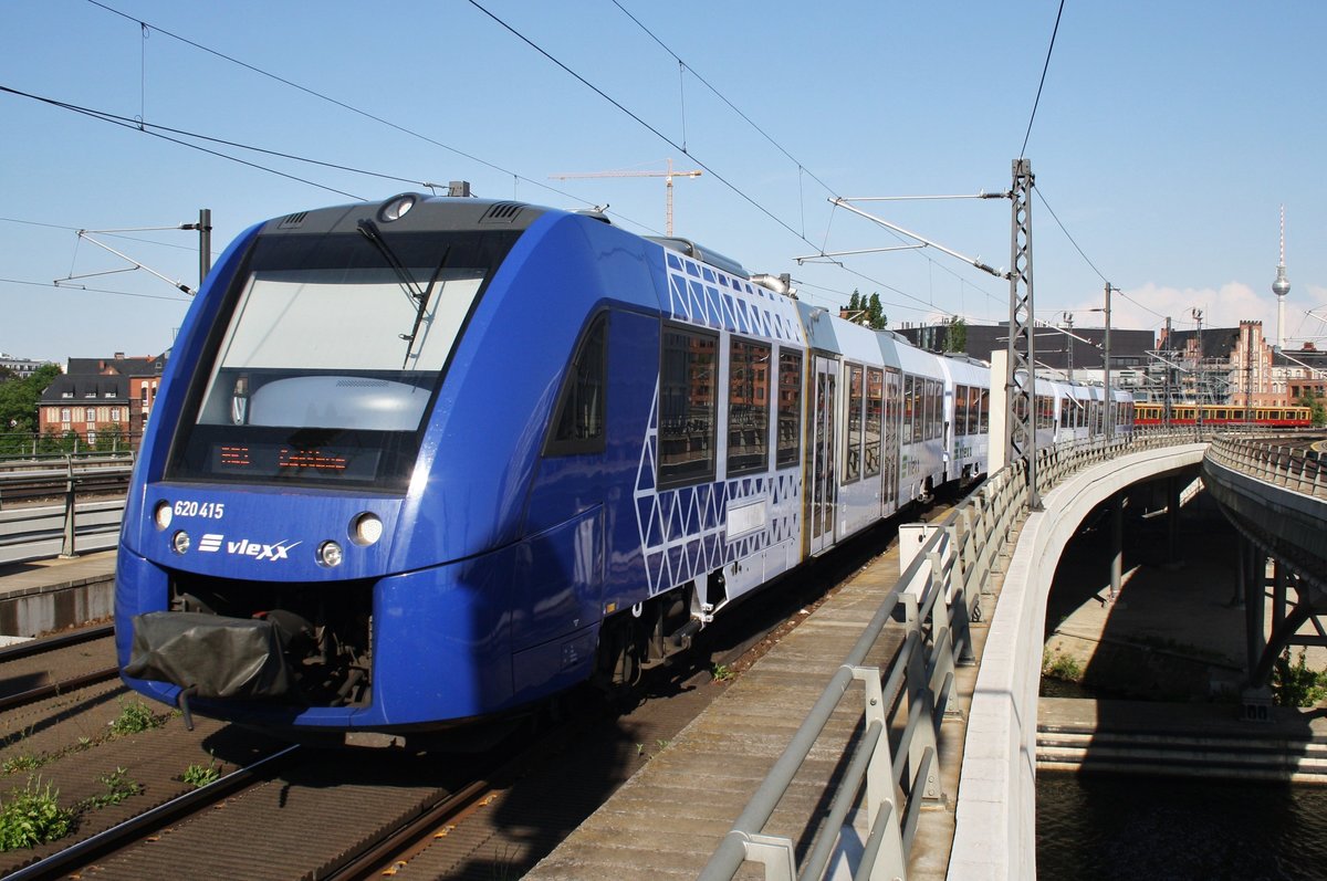 620 415-0 ist am 13.5.2016 als Verstärker-RE2 von Berlin Zoologischer Garten nach Cottbus unterwegs. Als RE63882 verlässt der Triebzug auf dem Weg über die Stadtbahn den Berliner Hauptbahnhof.
