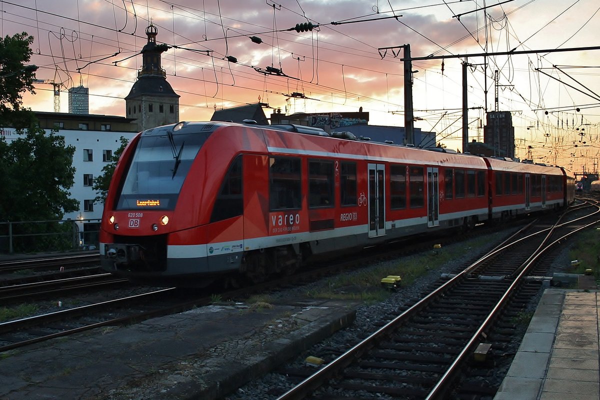 620 508-1 durchfährt am Abend des 2.7.2017 als Leerzug den Kölner Hauptbahnhof in Richtung Osten/Deutz.