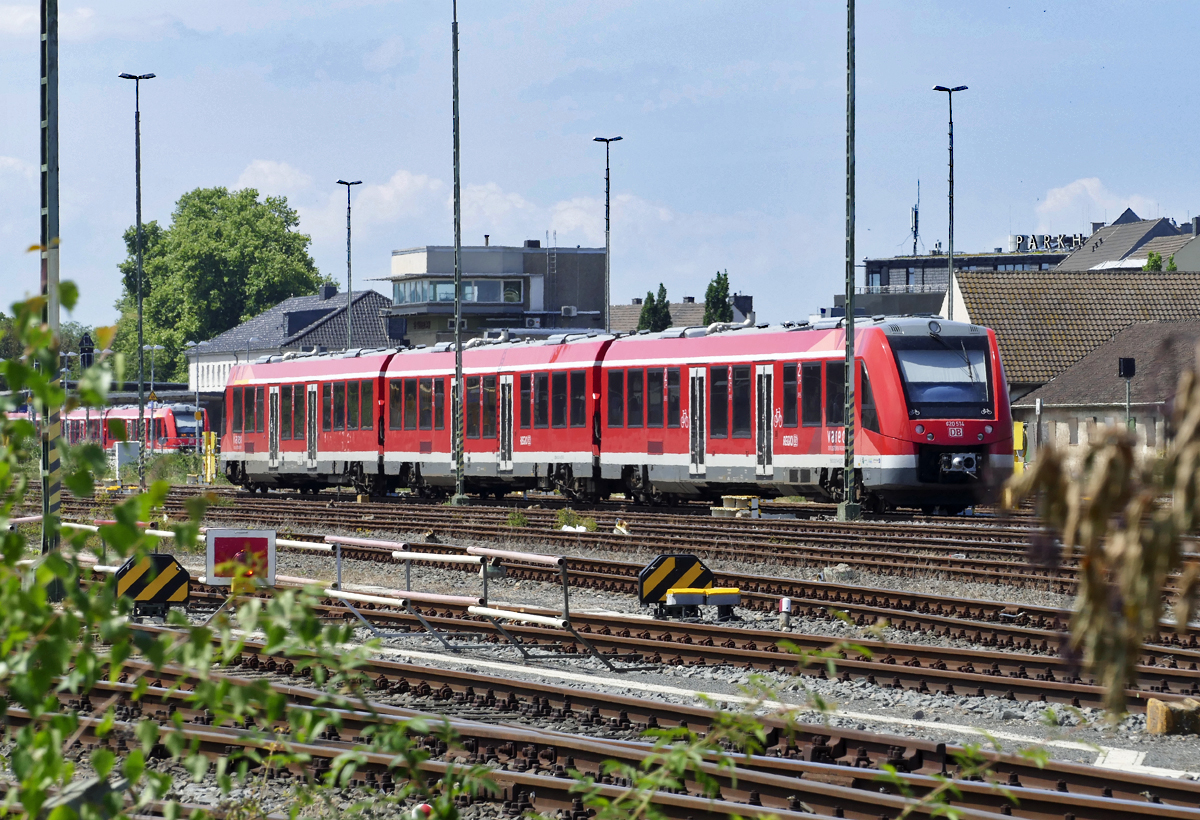 620 514 RB bei der Ausfahrt vom Bf Euskirchen. In Hintergrund weiterer RB am Bahnsteig und das elektronische Stellwerk vom Bf Euskirchen - 18.07.2017