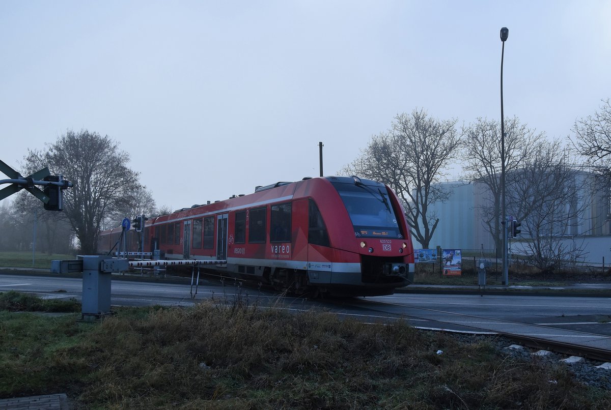 620 522 kommt hier in Euskirchen Zuckerfabrik eingefahren. Der Zug kommt aus Bad Münstereifel und ist auf dem Weg nach Bonn Hbf als S23. Samstag den 3.12.2016