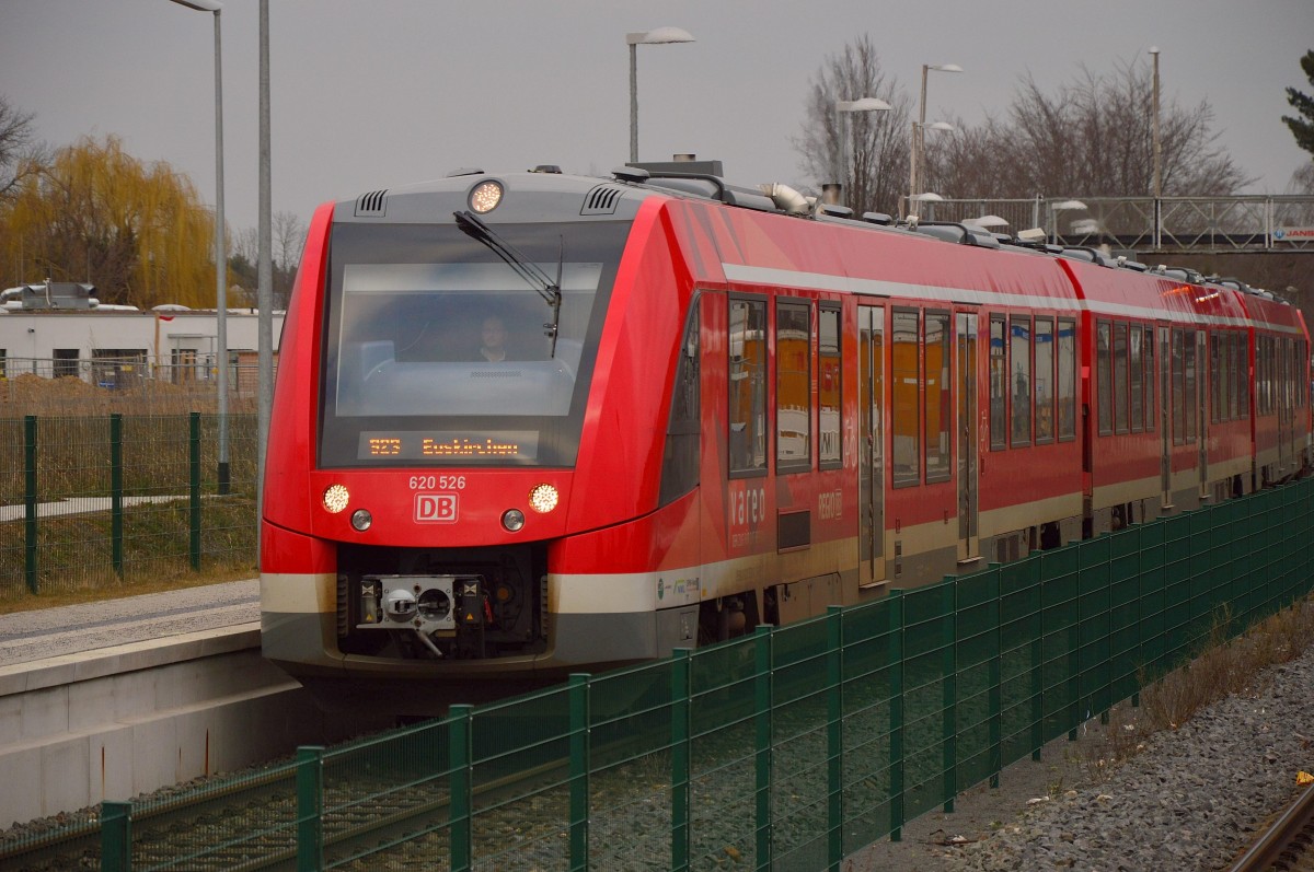 620 526 und ein 622 sind am Freitag den 13.3.2015 beim Halt in Meckenheim zusehen.
Sie sind als S23 von Bonn aus nach Euskirchen unterwegs. 