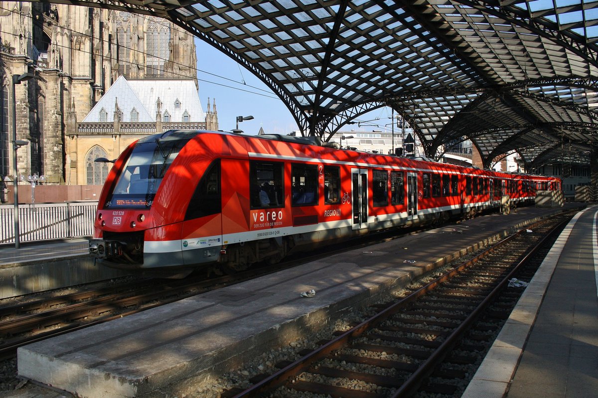 620 528-9 fährt am 5.7.2017 als RB24 (RB11414)  Eifel-Bahn  von Gerolstein nach Köln Messe/Deutz aus dem Kölner Hauptbahnhof aus.