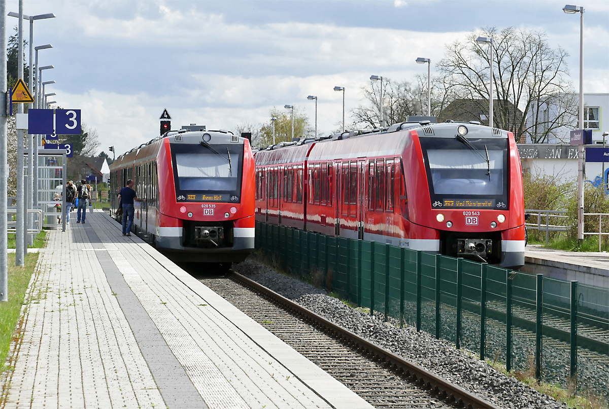 620 535 nach Bonn und 620 543 nach Bad Münstereifel (S 23) im Bf Odendorf - 14.04.2018
