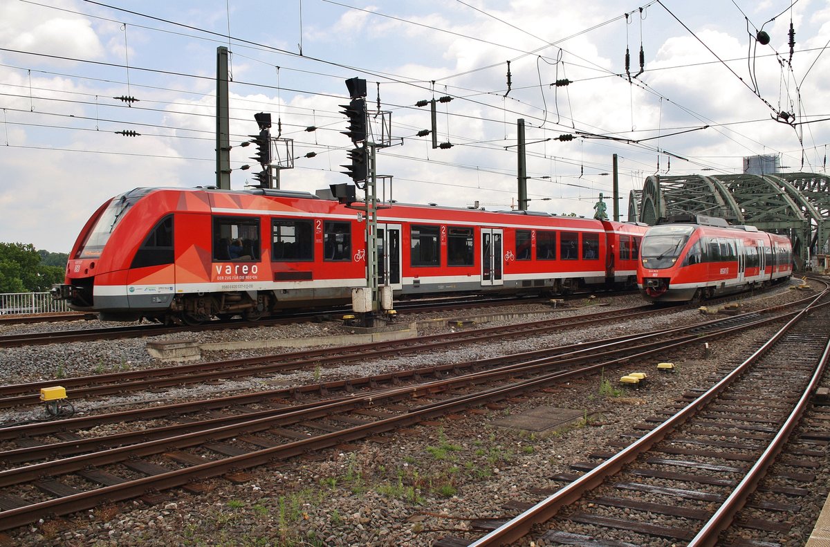 620 537-7 trifft am 4.7.2017 als RB25 (RB11538) von Köln Hansaring nach Meinerzhagen vor dem Kölner Hauptbahnhof auf 644 023-3 als RB38 (RB11816)  Erftbahn  von Köln Messe/Deutz nach Düsseldorf Hauptbahnhof. 