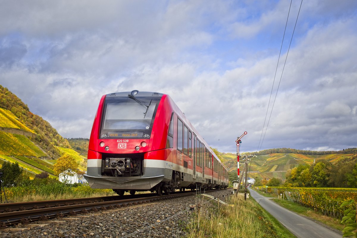 620 539 in Dernau/Ahr - im  Hintergrund wartet bereits 78 468 auf die Ausfahrt (24.10.2020). 