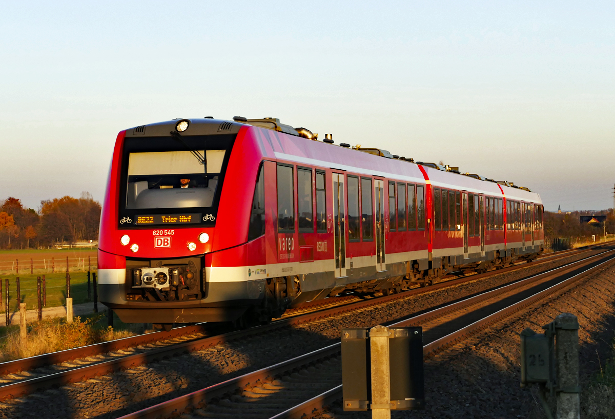 620 545 RE22 nach Trier im Abendlicht bei Euskirchen - 22.11.2017